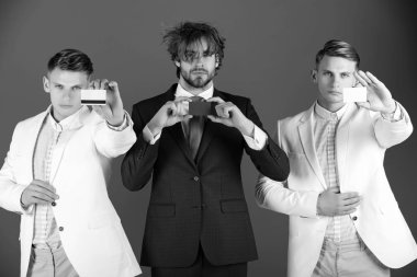 Ziyaret ve banka kartları gösterilen iş adamları