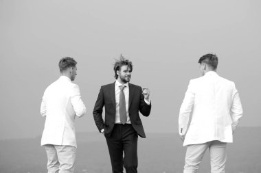 genç adam, işadamı ve çocuklar üzerinde mavi gökyüzü insanlar