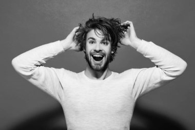 mutlu adam uzun şık uncombed saç, sabah ve berber dükkanı