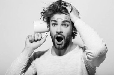 şaşırmış adam kulak misafiri Kupası ile sabah