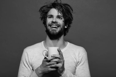 çay veya kahve ile gülümseyen adam