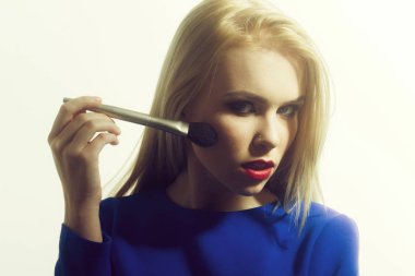 Kırmızı dudaklar toz yüz fırça ile uygulayarak kadınla