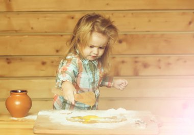 şirin çocuk hamur, un, yumurta ve kase ile pişirme