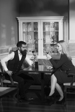 Sarı saçlı ve yenilikçi martini gözlük ile oturan kadın ile