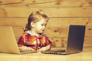 Sevimli çocuk bilgisayarlar üzerinde çalış