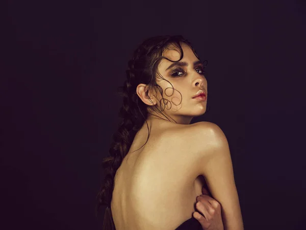 Kvinna poserar med snygg fläta hår och nakna rygg — Stockfoto