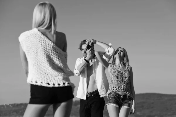 Amigos felices fotografiando en vacaciones de verano —  Fotos de Stock