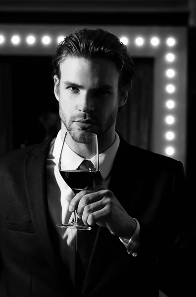 Sommelier ou homem segurar copo de vinho, reunião e relaxar — Fotografia de Stock