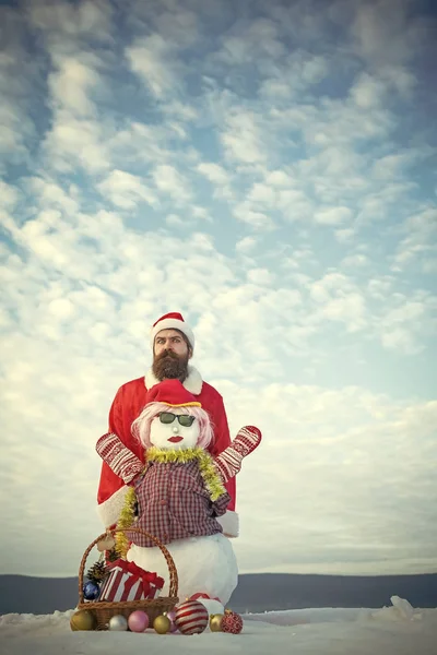 Uomo con la faccia spaventata posa in cappello di Babbo Natale — Foto Stock