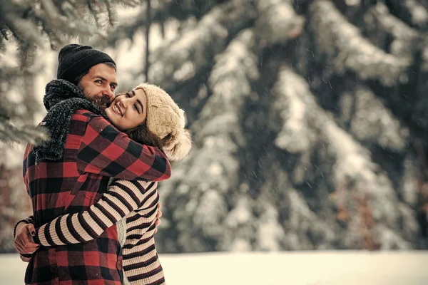 Natale felice coppia innamorata nella foresta fredda invernale innevata — Foto Stock
