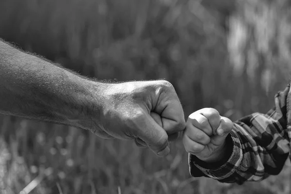 Mãos de pai e filho — Fotografia de Stock