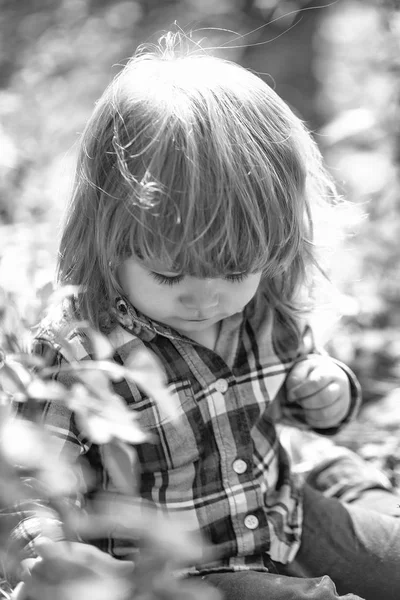 Liten pojke utomhus — Stockfoto