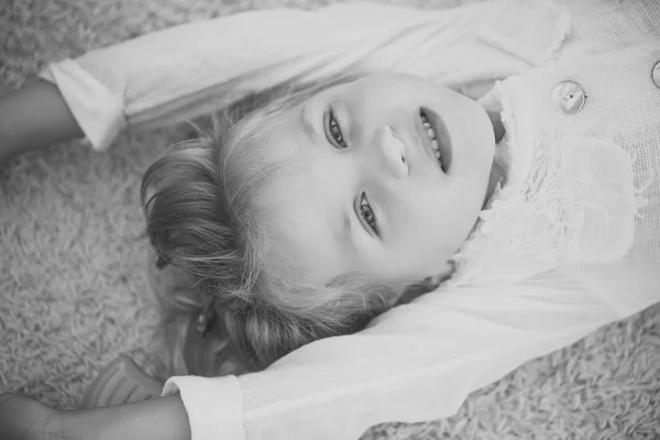 Menina com olhos azuis no rosto adorável — Fotografia de Stock