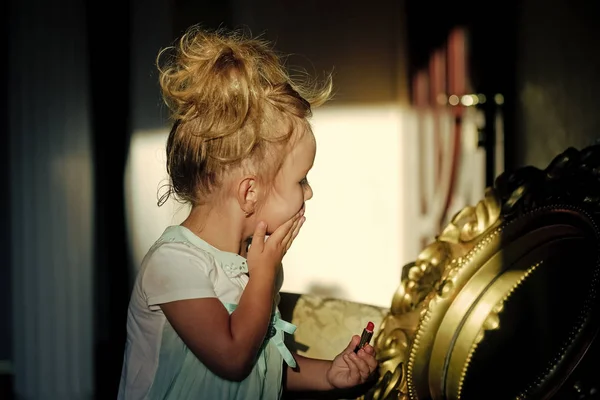 Дитяча модель макіяжу в дзеркалі в кімнаті — стокове фото