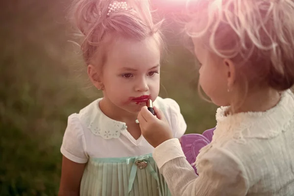 Ragazza Fare Trucco Sorella Sfondo Erba Verde Bimbo Applica Rossetto — Foto Stock