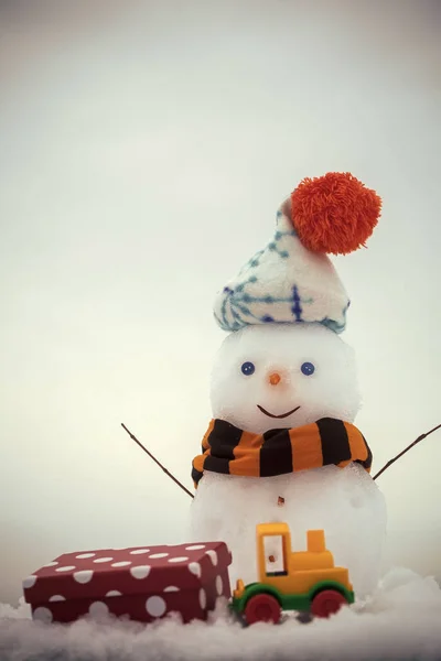 Сніговик в капелюсі і шарфі на синьому фоні — стокове фото