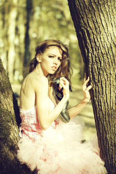 Ragazza elegante vicino albero — Foto Stock