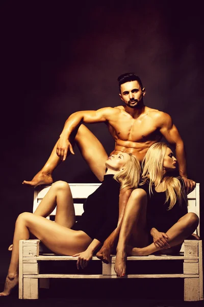 Homme avec corps musclé avec des filles jumelles — Photo