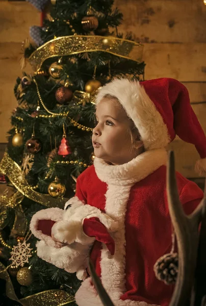 Weihnachtsglückliches Kind mit Spielzeug. — Stockfoto