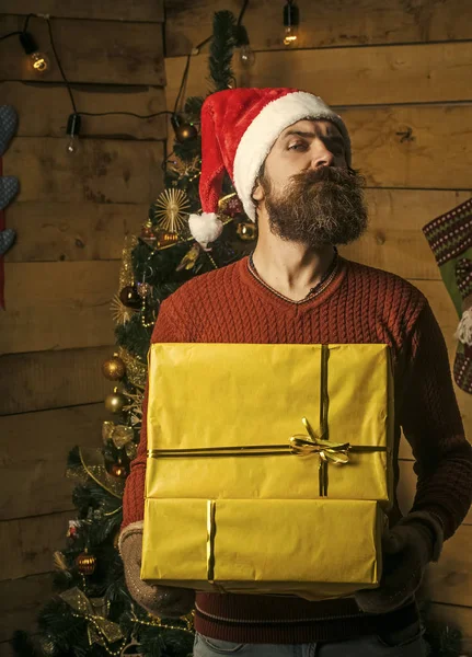 Santa Claus hombre con paquete de regalo . —  Fotos de Stock
