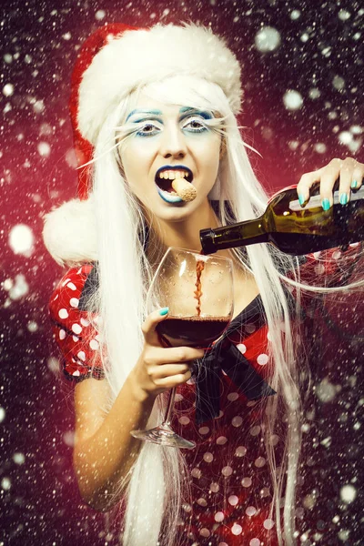 Weihnachtsfrau mit Wein — Stockfoto