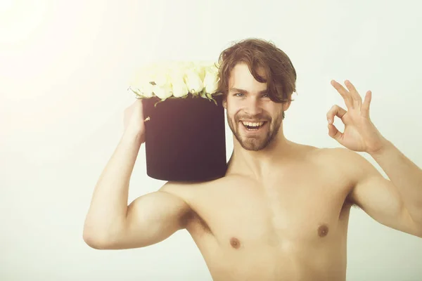 장미 꽃 부케와 근육 질의 섹시 한 남자 — 스톡 사진