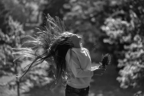 Bella Ragazza Preadolescente Con Lunghi Capelli Flipping Che Tengono Foglie — Foto Stock