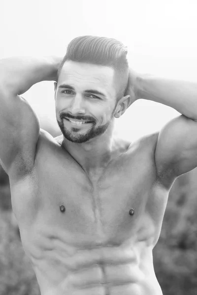 Модель или счастливый мужчина с мускулистым телом — стоковое фото