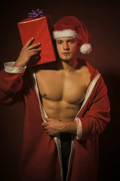 在圣诞节打电话给男孩或性感的运动员男子. — 图库照片