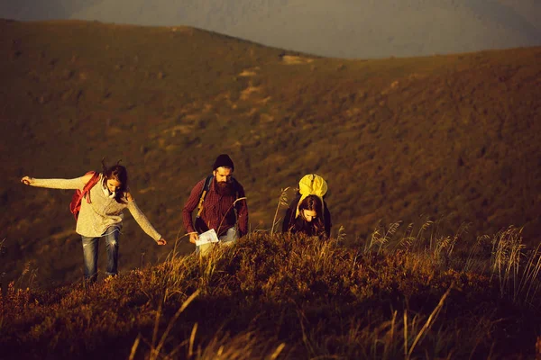 Amigos caminando en la montaña — Foto de Stock