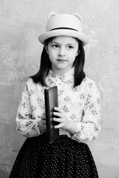 Flickan håller svart anteckningsbok i retro hatt — Stockfoto