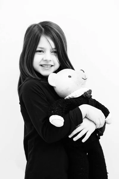 Niño o niña linda sonriente abrazando lindo, juguete de oso de peluche — Foto de Stock
