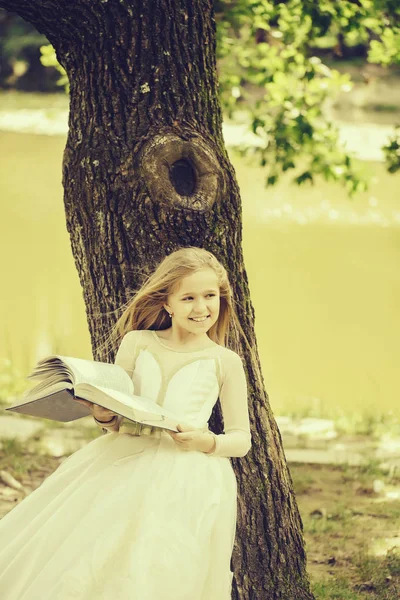 A fehér ruha kültéri kicsi lány — Stock Fotó