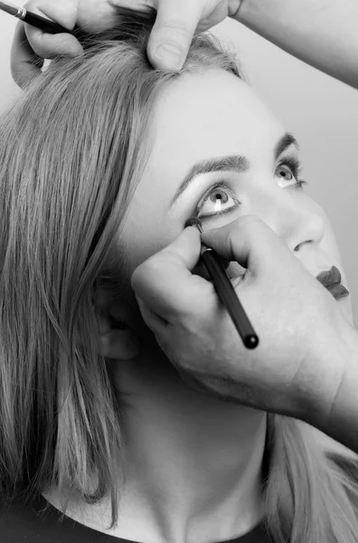 Mujer conseguir maquillaje de ojos — Foto de Stock