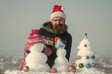 Kar xmas ağacı ve heykeller üzerinde mavi gökyüzü