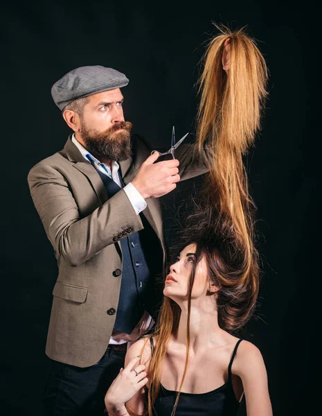 Cabelo longo conceito penteado. Cabeleireiro barbudo fazendo estilo de cabelo e corte. Os cabeleireiros trabalham. Tesoura de barbeiro . — Fotografia de Stock