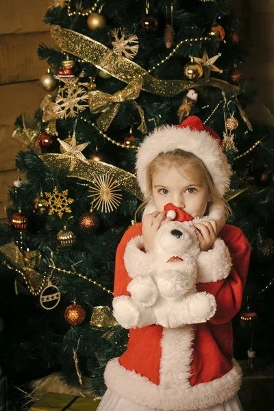 Neujahr kleines Mädchen mit Hut. — Stockfoto