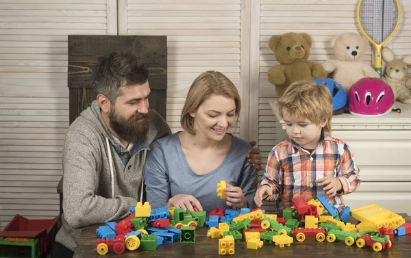 Baba Anne küçük çocuk. Baba ve anne ile Çocuk oyun kurucu. Aile ve çocuk günün kutlu olsun. mutlu çocukluk. Bakım ve geliştirme. evde anne ile küçük boy oynayın. İlham aile