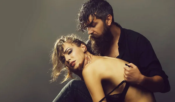 Sexy casal de mulher e barbudo homem — Fotografia de Stock