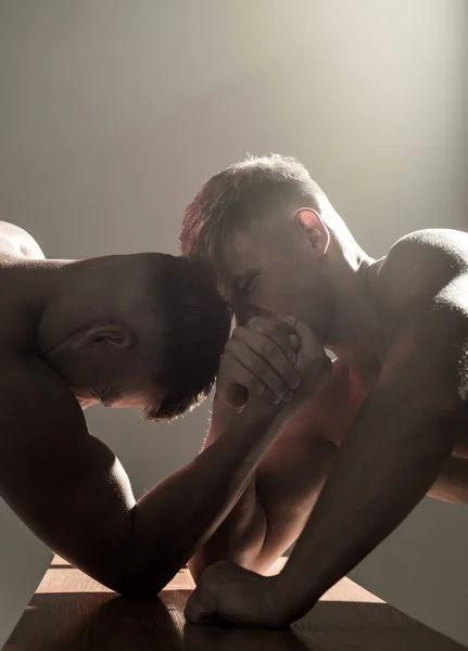 Sterkte over grenzen heen. Wraak in de sport. Twins mannen concurreren tot overwinning. Twins concurrenten arm worstelen. Mannen concurrenten proberen te winnen van overwinning of wraak. Sterkte vaardigheden — Stockfoto