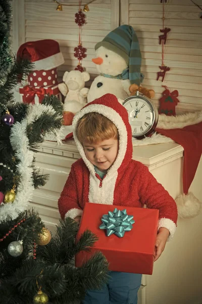 Santa Claus niño decorando árbol de Navidad .. — Foto de Stock