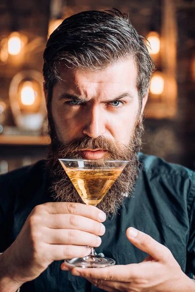 Barman s martini nebo alkohol. Vousatý muž na sobě oblek a pití alkoholu. Pití a oslav stran koncept. Degustace a ochutnávky. — Stock fotografie