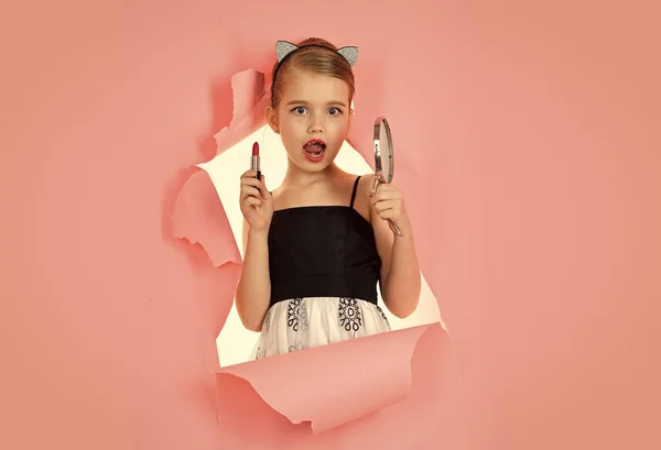 Enfant fille en robe élégante, maquillage. enfant fille sur fond rose — Photo