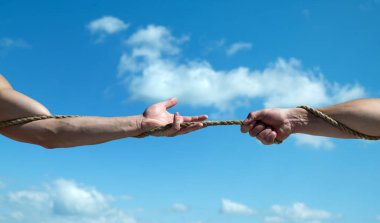 Daha güçlü çekerek. Spor yarışması. Römorkör savaş bir spordur. Erkek ellerini ters ip ucunu çekin. Kas gücü testi. Takımlar karşısında. Atletizm Yarışması. Fiziksel güç ve kas gücü