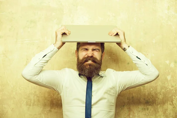 Barbudo hombre o hipster con barba larga celebrar portátil —  Fotos de Stock