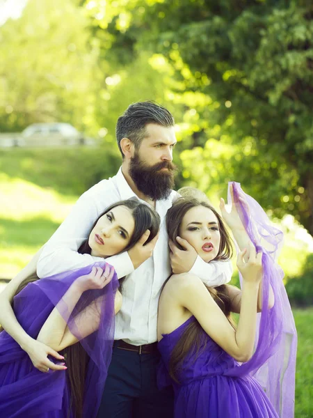 Homem barbudo e duas mulheres ao ar livre — Fotografia de Stock