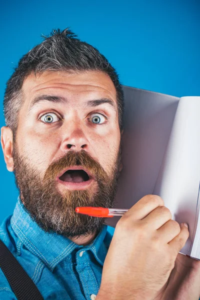 Un hombre brutal barbudo. Hipster maduro con barba. sorprendido hombre tomando notas en el cuaderno. Varón con barba. brutal hipster caucásico con bigote. Hombre. Hora de la escuela. Tomando notas. Anotar sus ideas —  Fotos de Stock