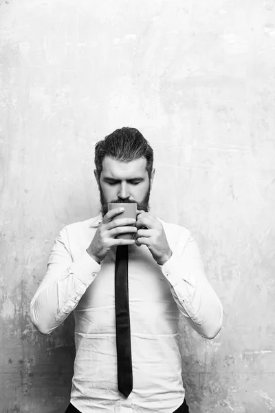 Hombre barbudo con cara seria beber té de taza de café —  Fotos de Stock