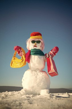 Yeni yıl alışveriş çantası ile beyaz kar kardan adam.