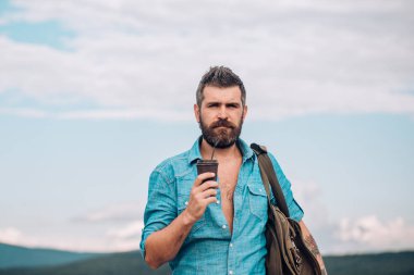 işe yaramaz. hipster kahve içmek olgun. sakallı bir erkek. enerji dolu. İyi sabah kahvesi. take away kahve ile acımasız sakallı adam. Sabah vibes. Sabah kahve ve Internet ile başlıyor